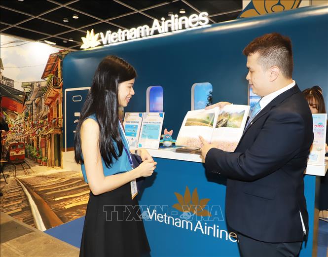 Khách tham quan triển lãm tìm hiểu về Vietnam Airlines và du lịch Việt Nam. Ảnh: Xuân Vịnh - PV TTXVN tại Hong Kong.