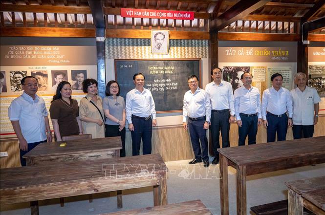 Các đại biểu tham quan Trường Dạy làm báo Huỳnh Thúc Kháng. Ảnh: Trần Trang - TTXVN 