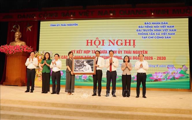 Lãnh đạo tỉnh Thái Nguyên tặng ảnh Chủ tịch Hồ Chí Minh cho Thông tấn xã Việt Nam. Ảnh: Trần Trang - TTXVN 