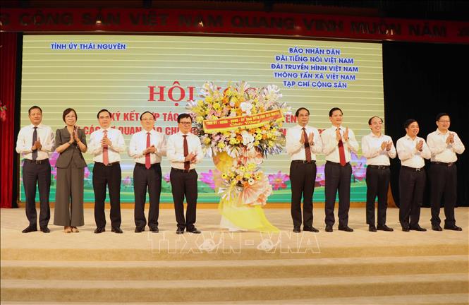 Lãnh đạo tỉnh Thái Nguyên tặng hoa chúc mừng lãnh đạo các cơ quan báo chí nhân dịp kỷ niệm 101 năm Ngày Báo chí Cách mạng Việt Nam. Ảnh: Trần Trang - TTXVN 