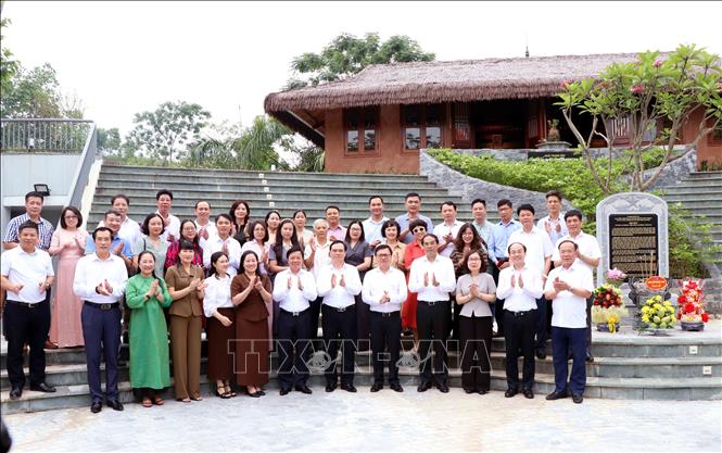 Các đại biểu tại Trường Dạy làm báo Huỳnh Thúc Kháng. Ảnh: Trần Trang - TTXVN 
