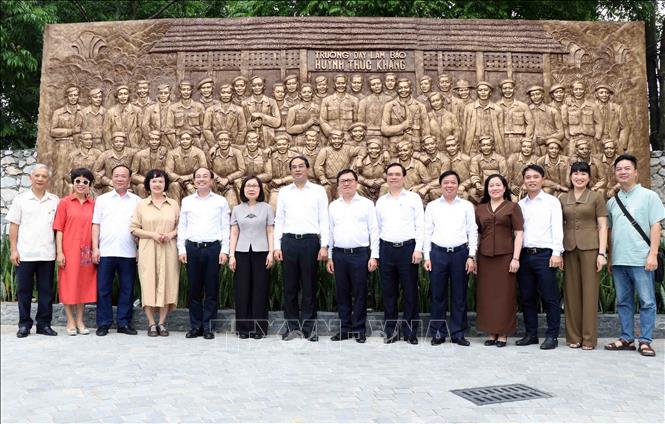 Các đại biểu tại Trường Dạy làm báo Huỳnh Thúc Kháng. Ảnh: Trần Trang - TTXVN 