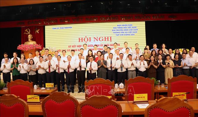 Lãnh đạo tỉnh Thái Nguyên với lãnh đạo các cơ quan báo chí Trung ương. Ảnh: Trần Trang - TTXVN 