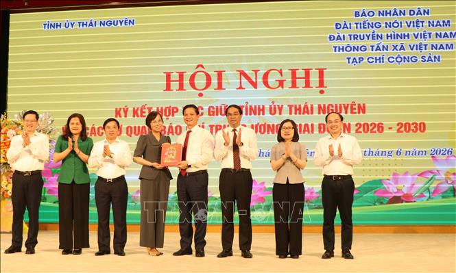 Ban lãnh đạo Thông tấn xã Việt Nam tặng quà cho lãnh đạo tỉnh Thái Nguyên. Ảnh: Trần Trang - TTXVN 