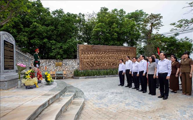 Các đai biểu dâng hương tại Trường Dạy làm báo Huỳnh Thúc Kháng. Ảnh: Trần Trang - TTXVN 