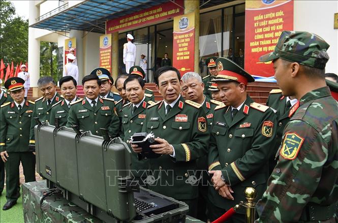 Đại tướng Phan Văn Giang, Ủy viên Bộ Chính trị, Phó Bí thư Quân ủy Trung ương, Phó Thủ tướng Chính phủ, Bộ trưởng Bộ Quốc phòng và các đại biểu tham quan trưng bày vũ khí, trang bị kỹ thuật không người lái. Ảnh: TTXVN phát