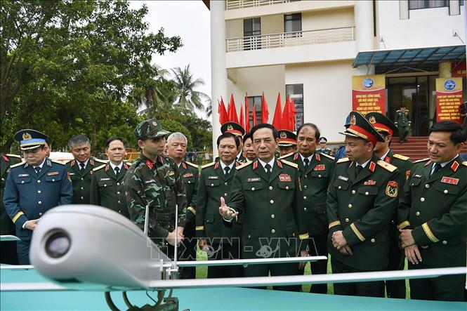 Đại tướng Phan Văn Giang, Ủy viên Bộ Chính trị, Phó Bí thư Quân ủy Trung ương, Phó Thủ tướng Chính phủ, Bộ trưởng Bộ Quốc phòng và các đại biểu tham quan trưng bày vũ khí, trang bị kỹ thuật không người lái. Ảnh: TTXVN phát