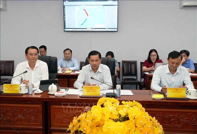 Bí thư Tỉnh ủy Vĩnh Long Trần Văn Lâu phát biểu tại buổi làm việc. Ảnh: Phạm Minh Tuấn-TTXVN.