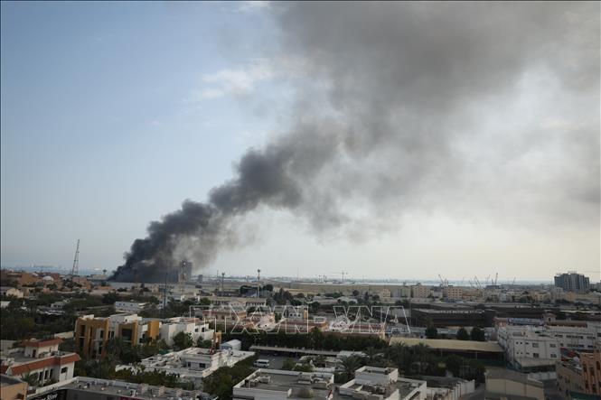 Khói bốc lên sau vụ tấn công của Iran nhằm vào Hạm đội hải quân Mỹ ở Manama, Bahrain ngày 28/2/2026. Ảnh: THX/TTXVN