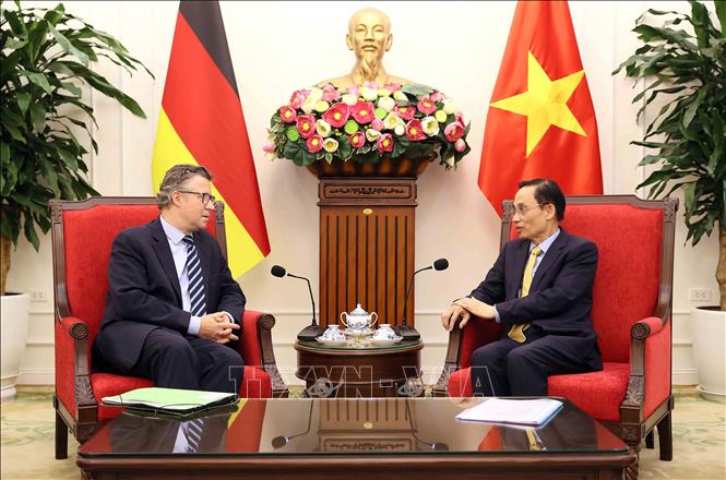 Minister of Foreign Affairs Le Hoai Trung and Dr Géza Andreas von Geyr, State Secretary of the German Federal Foreign Office. VNA Photo: An Đăng