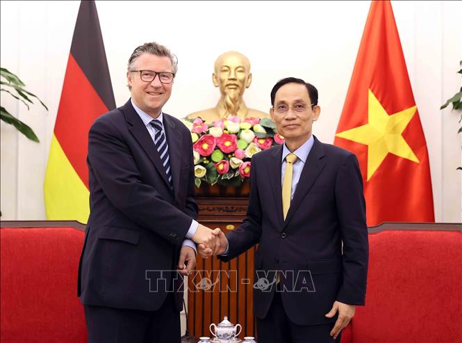 Minister of Foreign Affairs Le Hoai Trung and Dr Géza Andreas von Geyr, State Secretary of the German Federal Foreign Office. VNA Photo: An Đăng