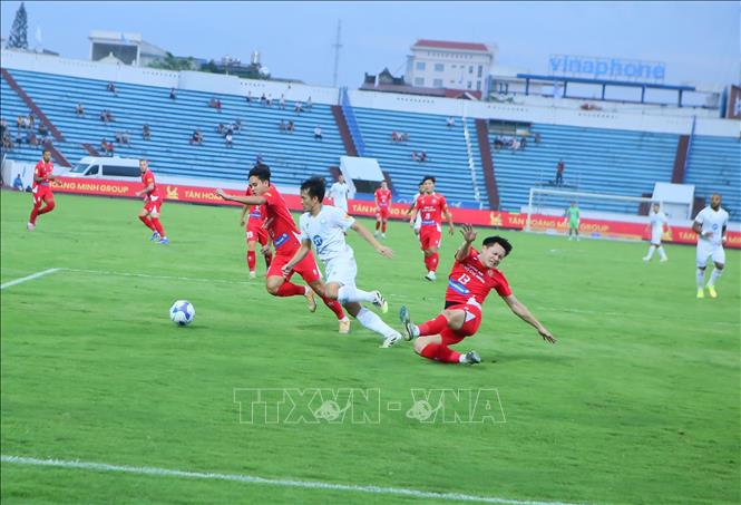 Tình huống tranh chấp bóng giữa cầu thủ Thép Xanh Nam Định (áo trắng) và các cầu thủ Công an TP. Hồ Chí Minh. Ảnh: Công Luật - TTXVN