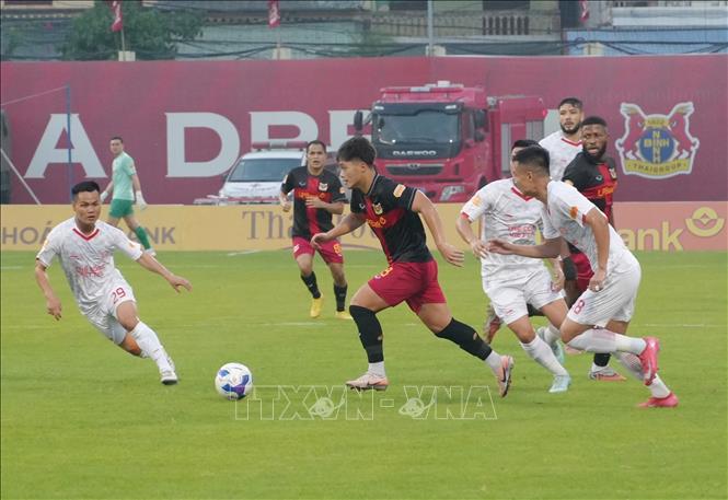 Ninh Bình FC tỏ ra lấn lướt trong nhiều tình huống. Ảnh: Đức Phương – TTXVN