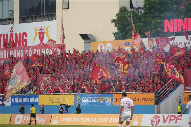 Cổ động viên của Ninh Bình FC ăn mừng sau bàn thắng mở tỷ số của đội nhà. Ảnh: Đức Phương - TTXVN