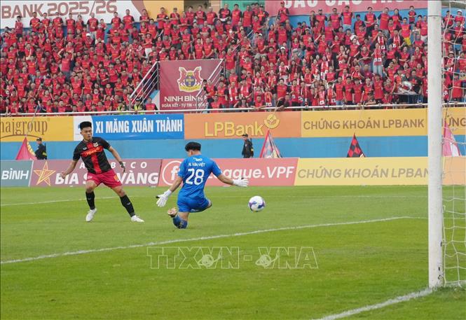 Bàn thắng mở tỷ số trận đấu của Ninh Bình FC đến sớm trong trận đấu. Ảnh: Đức Phương - TTXVN
