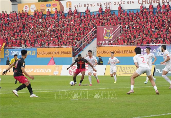 Một pha dâng cao của Ninh Bình FC. Ảnh: Đức Phương - TTXVN