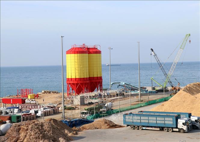 Cảng biển tổng hợp Cà Ná – xã Cà Ná (bến 1A) đang phát huy hiệu quả tiếp nhận, trung chuyển hàng hóa trong nước và quốc tế. Ảnh: Công Thử - TTXVN