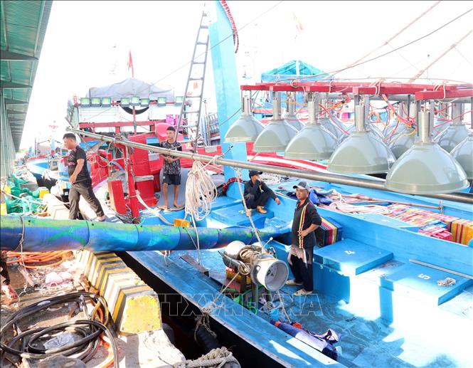 Ngư dân Khánh Hòa đưa vật tư lên tàu để chuẩn bị vươn khơi đánh bắt hải sản. Ảnh: Công Thử - TTXVN
