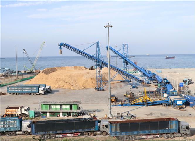 Cảng biển tổng hợp Cà Ná – xã Cà Ná (bến 1A) đang phát huy hiệu quả tiếp nhận, trung chuyển hàng hóa trong nước và quốc tế. Ảnh: Công Thử - TTXVN