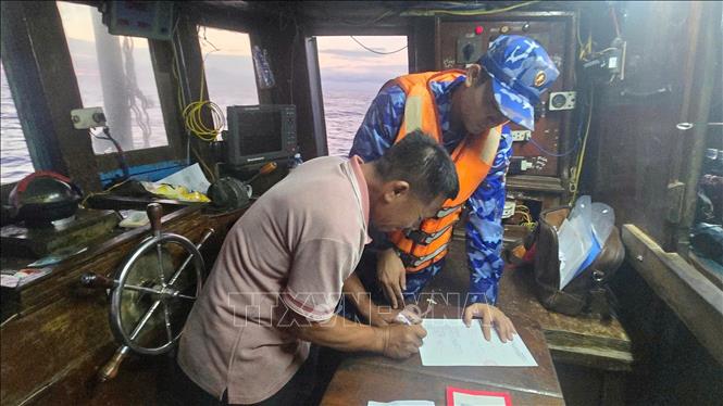 Lực lượng chức năng Vùng Cảnh sát biển 2 lập biên bản hành vi vi phạm IUU của tàu cá. Ảnh: TTXVN phát
