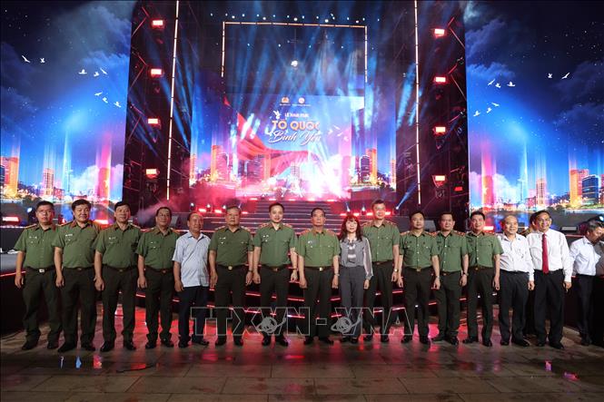 Các đại biểu chụp ảnh lưu niệm trong lễ khai mạc chuỗi sự kiện “Tổ quốc bình yên”. Ảnh: Hồng Đạt - TTXVN