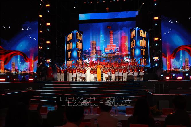 Tiết mục đồng diễn của thiếu nhi trong niềm tự hào dân tộc với trang phục cờ Tổ quốc. Ảnh: Hồng Đạt - TTXVN
