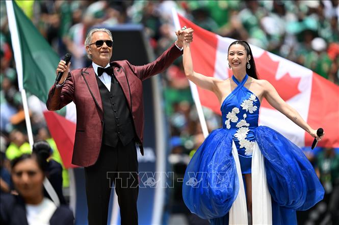 Danh ca Andrea Bocelli (trái) và ca sĩ Ejae trình diễn tại lễ khai mạc World Cup 2026 ở Mexico City, Mexico. Ảnh: THX/TTXVN