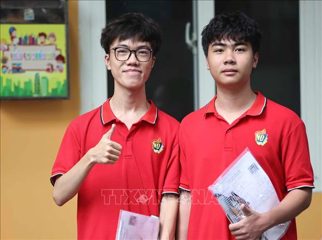Học sinh Trường THPT Việt Đức tự tin làm tốt bài thi tự chọn. Ảnh: Thanh Tùng - TTXVN