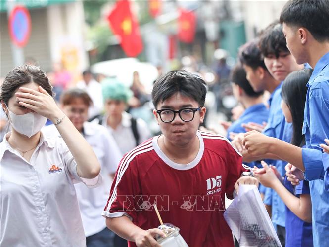 Thí sinh tại điểm thi Trường THCS Ngô Sĩ Liên (phường Cửa Nam) hào hứng bước vào môn thi tự chọn. Ảnh: Thanh Tùng - TTXVN