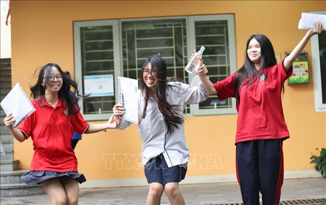 Thí sinh tại điểm thi Trường THCS Ngô Sĩ Liên (phường Cửa Nam) hào hứng bước vào môn thi tự chọn. Ảnh: Thanh Tùng - TTXVN