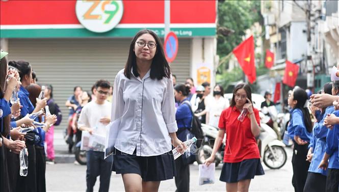 Thí sinh tới điểm thi Trường THCS Ngô Sĩ Liên (phường Cửa Nam). Ảnh: Thanh Tùng - TTXVN