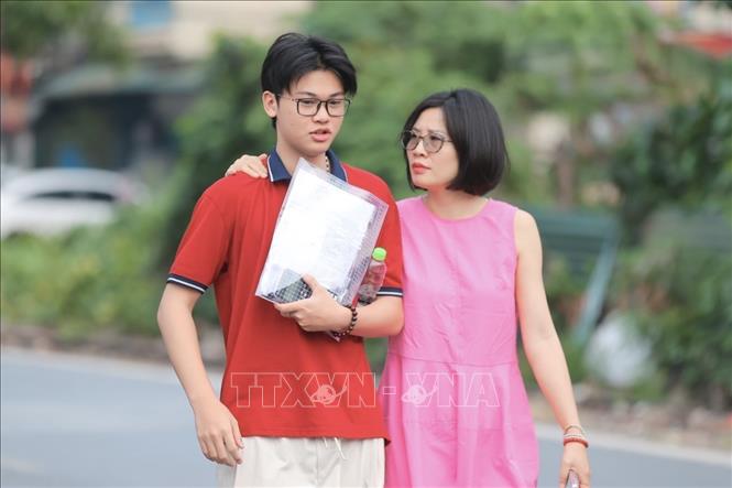 Thí sinh đến dự thi tại điểm thi trường THPT Lý Thường Kiệt (phường Việt Hưng). Ảnh: Minh Quyết - TTXVN