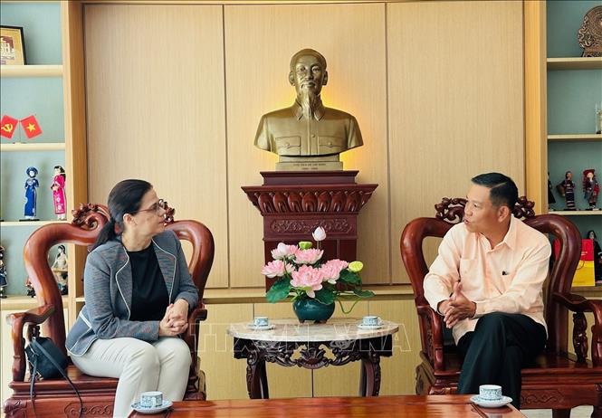 Bà Blanca Eekhout, Ủy viên Ban Chấp hành Trung ương Đảng Xã hội chủ nghĩa Thống nhất Venezuela (PSUV) cầm quyền, Chủ nhiệm Ủy ban Phát triển cộng đồng của Quốc hội trao đổi với  Đại sứ Việt Nam tại Venezuela Vũ Trung Mỹ. Ảnh: ĐSQ cung cấp/TTXVN phát
