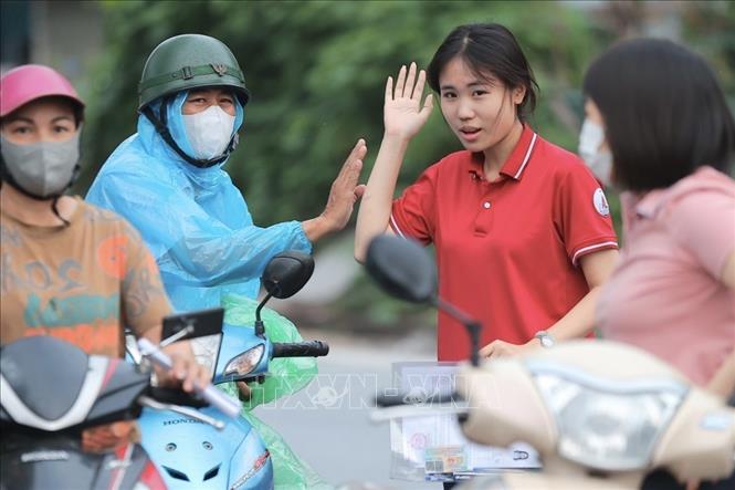 Động viên thí sinh trước khi bước vào phòng thi. Ảnh: Minh Quyết - TTXVN