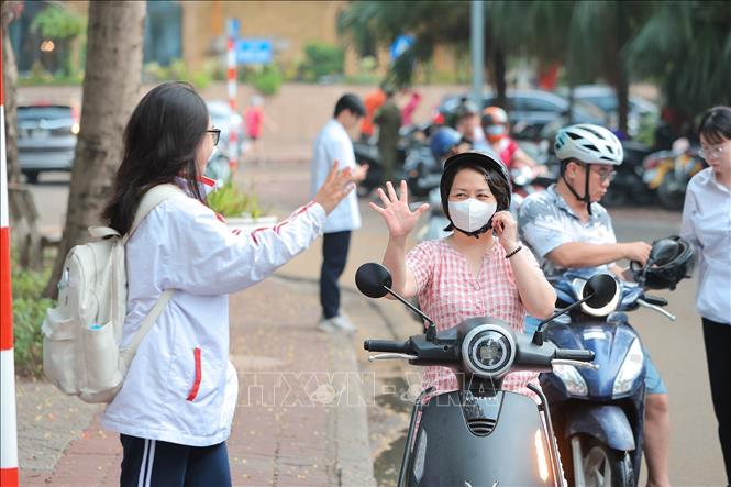 Thí sinh dự thi tại điểm thi Trường THCS Giảng Võ (phường Giảng Võ). Ảnh: Lê Đông - TTXVN