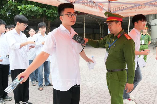 Lực lượng chức năng sử dụng thiết bị chuyên dụng để rà soát, phát hiện các thiết bị công nghệ cao. Ảnh: Đồng Thúy - TTXVN