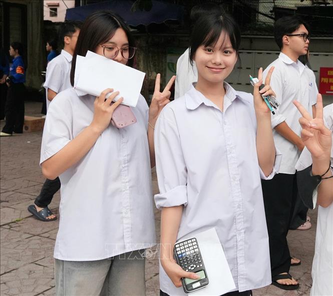 Thí sinh tự tin bước vào làm bài thi tự chọn - môn thi cuối cùng của Kỳ thi tốt nghiệp THPT năm 2026. Ảnh: Đồng Thúy- TTXVN