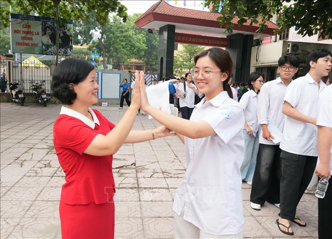 Giáo viên động viên thí sinh trước khi bước vào làm bài thi tự chọn - môn thi cuối cùng của Kỳ thi tốt nghiệp THPT năm 2026. Ảnh: Đồng Thúy - TTXVN
