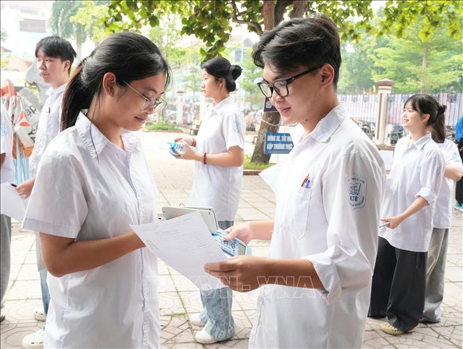 Thí sinh tranh thủ trao đổi kiến thức trước giờ làm bài thi tự chọn - môn thi cuối cùng của Kỳ thi tốt nghiệp THPT năm 2026. Ảnh: Đồng Thúy - TTXVN