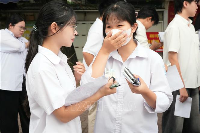 Thí sinh động viên nhau trước giờ làm bài thi tự chọn - môn thi cuối cùng của Kỳ thi tốt nghiệp THPT năm 2026. Ảnh: Đồng Thúy - TTXVN
