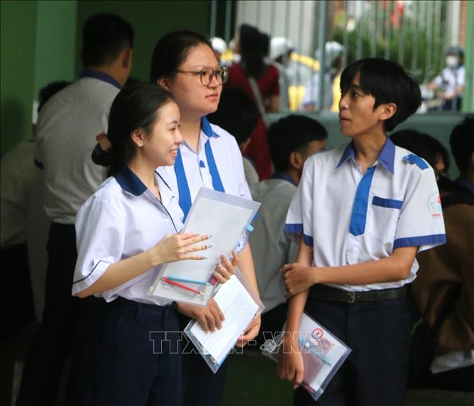 Các thí sinh đến điểm thi từ rất sớm, tranh thủ trao đổi bài vỡ với nhau với hy vọng đạt kết quả cao. Ảnh: Tuấn Kiệt – TTXVN