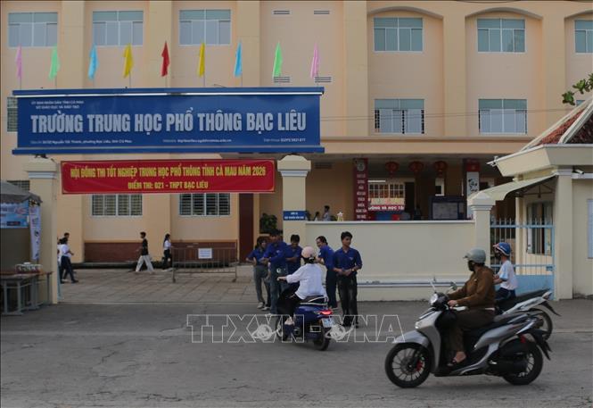 Thí sinh tranh thủ đến điểm thi từ rất sớm trong tiết trời thuận lợi. Ảnh: Tuấn Kiệt – TTXVN