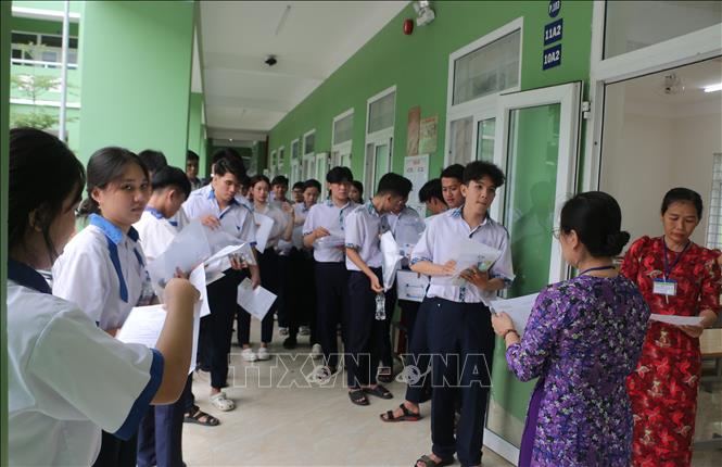 Các thí sinh làm thù tục vào phòng thi. Ảnh: Tuấn Kiệt – TTXVN