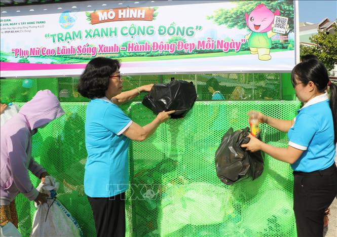 Hội viên Hội LHPN phường Cao Lãnh thực hiện mô hình 