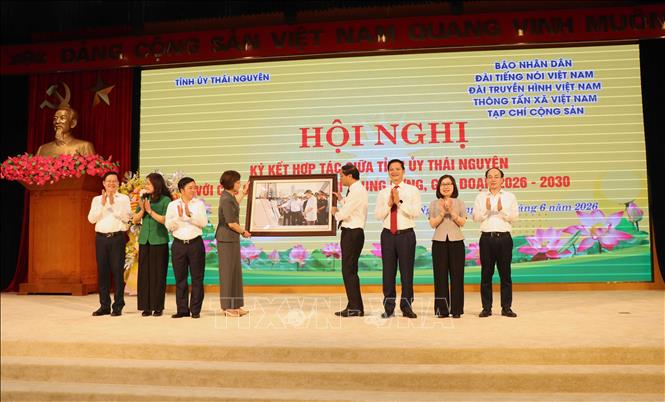 Tổng Giám đốc Thông tấn xã Việt Nam Vũ Việt Trang tặng bức ảnh Tổng bí thư, Chủ tịch nước Tô Lâm làm việc tại Thái Nguyên cho lãnh đạo tỉnh. Ảnh: Trần Trang - TTXVN 