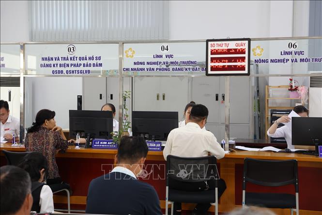 Người dân đến làm thủ tục tại Chi nhánh Văn phòng đăng ký đất đai số 24, phường Dĩ An, Thành phố Hồ Chí Minh. Ảnh: Hồng Đạt - TTXVN