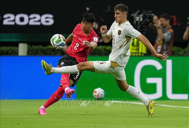 Pha tranh bóng giữa cầu thủ Lee Han-beom (trái) của Hàn Quốc và Alexandr Sojka của CH Séc trong trận đấu. Ảnh: THX/TTXVN