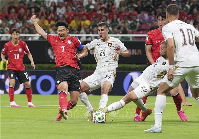 Pha tranh bóng giữa cầu thủ Son Heung-min (thứ 2, trái) của Hàn Quốc với Alexandr Sojka (thứ 3, trái) và Tomas Soucek (thứ 2, phải) của CH Séc trong trận đấu. Ảnh: THX/TTXVN