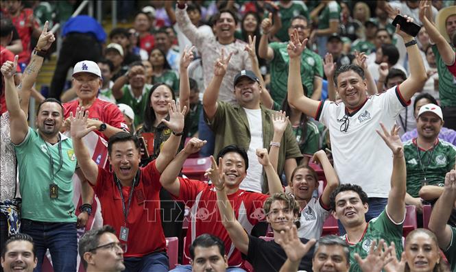 Cổ động viên trên sân vận động Guadalajara, Mexico, ngày 11/6/2026. Ảnh: THX/TTXVN
