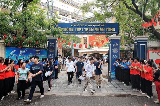 Các thi sinh hoàn thành bài thi Tự chọn (bài thi cuối cùng) trong tâm thế phấn khởi tại khu vực Trường THPT Trần Nhân Tông. Ảnh: Phạm Tuấn Anh - TTXVN